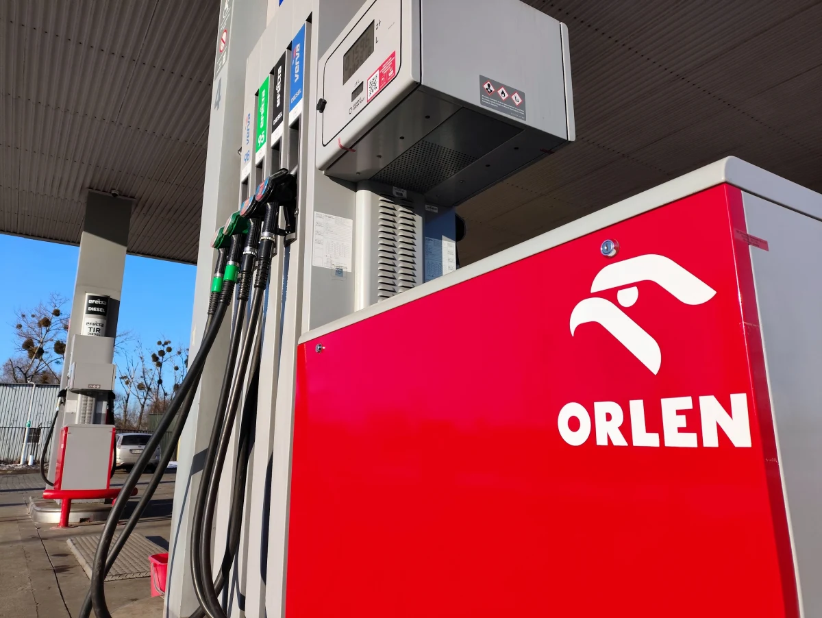 Orlen obniżył w czwartek hurtowe ceny paliw, w tym oleju napędowego Ekodiesel o 52 zł, a benzyny bezołowiowej Eurosuper 95 o 36 zł za metr sześc. Poprzednio, w środę, oba te podstawowe paliwa także tam staniały. Tymczasem w czwartek ceny ropy naftowej wahają się na światowych rynkach.