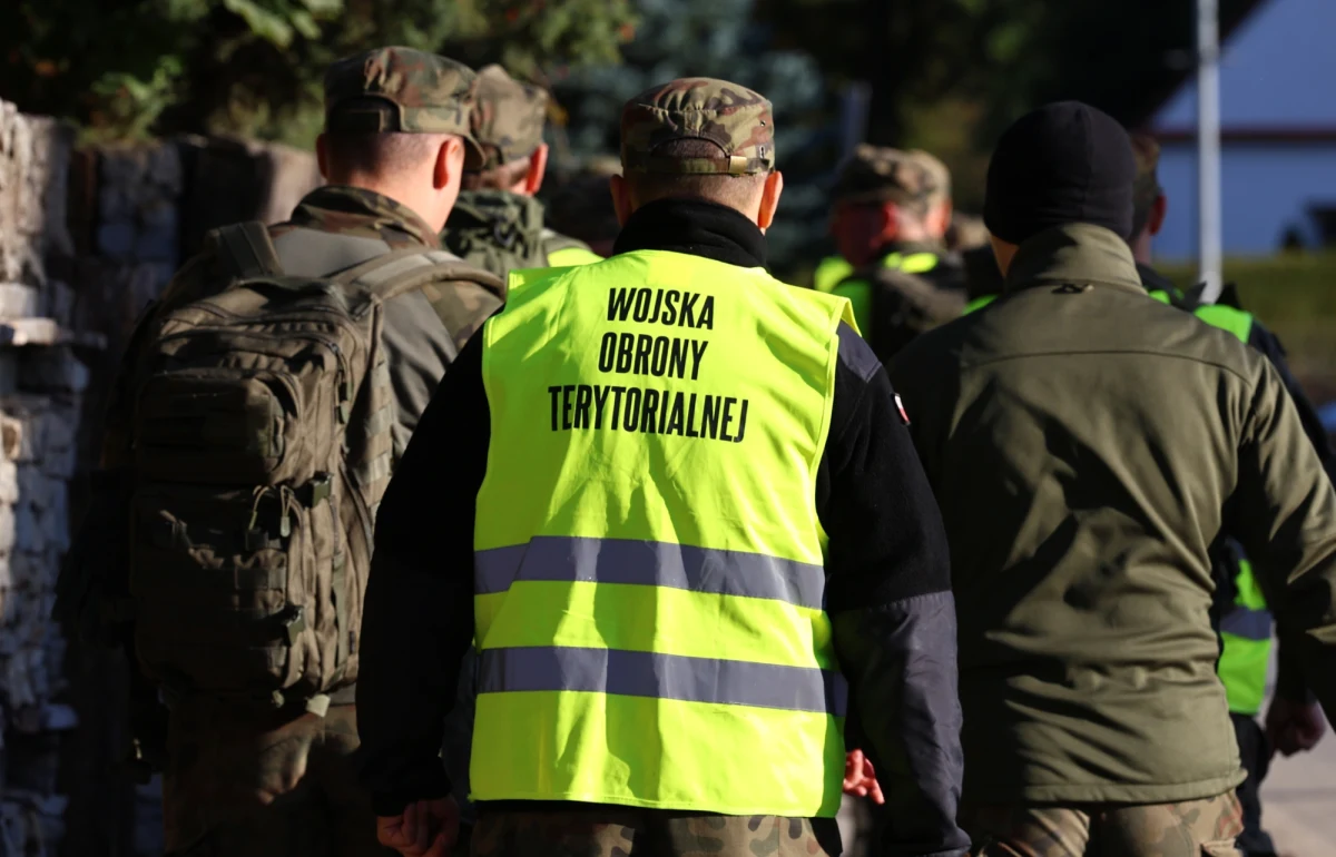 Agencja Bezpieczeństwa Wewnętrznego zatrzymała pod zarzutem szpiegostwa na rzecz rosyjskiego wywiadu żołnierza Wojsk Obrony Terytorialnej z Poznania - poinformowała "Gazeta Wyborcza". Sprawa Jarosława K., który miał otwarcie prezentować prorosyjskie poglądy, wskazuje na potencjalne luki w systemie rekrutacji oraz zagrożenia związane z infiltracją polskich formacji wojskowych przez obce służby.