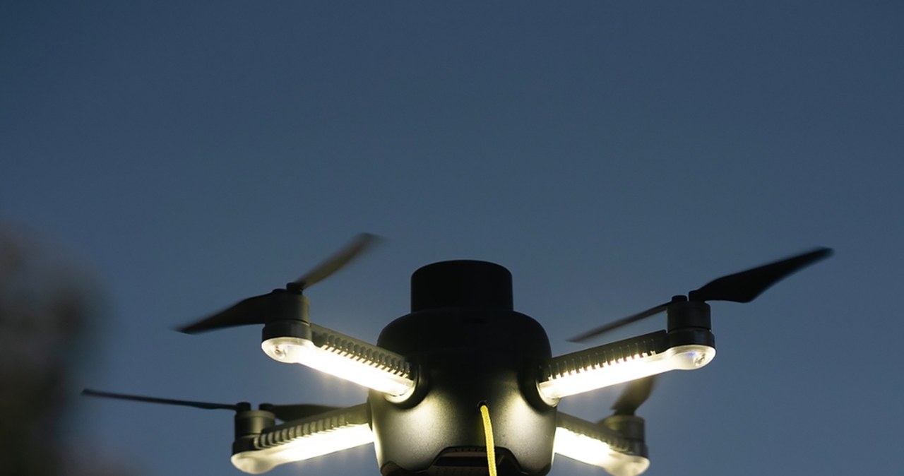 Dron, który świeci bez przerwy. Rewolucja w akcjach ratunkowych