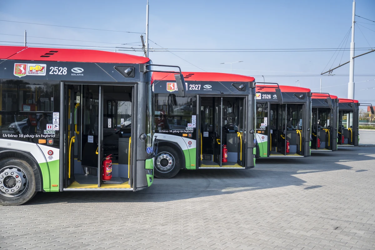 Na ulice Lublina wyjechały dziś pierwsze przegubowe autobusy hybrydowe, dostarczone przez Solaris Bus&Coach. To debiut tego typu pojazdów w taborze lubelskiej komunikacji miejskiej. Miasto otrzymało dofinansowanie na zakup kolejnych autobusów elektrycznych.
