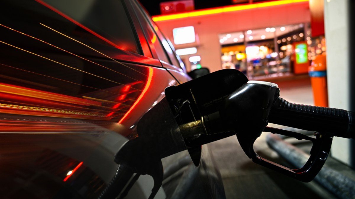 Trzej policjanci z zarzutami po wydarzeniach na stacji paliw. Pobicie czy uzasadniona interwencja?