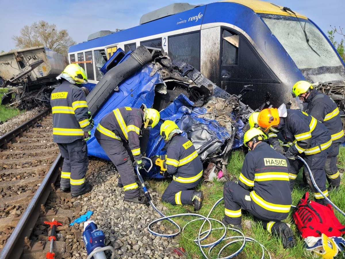 Tragedia na Słowacji. Pociąg osobowy wjechał w ciężarówkę