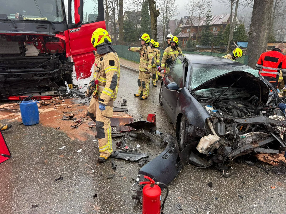 W czwartek przed południem na ul. Jana Kasprowicza w Zakopanem doszło do poważnego wypadku. W rejonie Ustupu samochód osobowy zderzył się czołowo z tirem. Siła uderzenia była ogromna – wewnątrz osobówki zakleszczony został około 30-letni mężczyzna, który stracił przytomność.