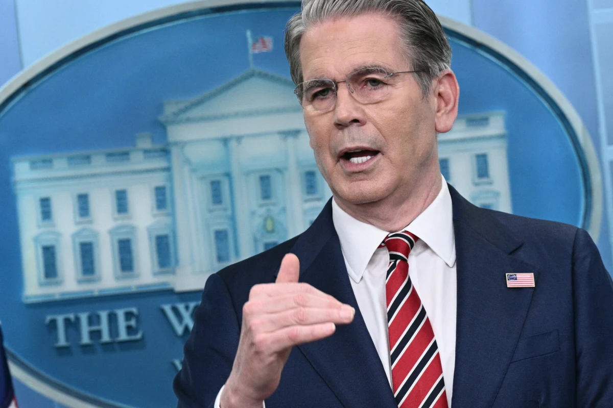 Sekretarz skarbu USA Scott Bessent ogłosił w środę wygaśnięcie tymczasowych zwolnień z sankcji na morską sprzedaż ropy naftowej z Rosji i Iranu. Rzecznik Kremla Dmitrij Pieskow zbagatelizował ostatni wzrost dochodów z surowca.