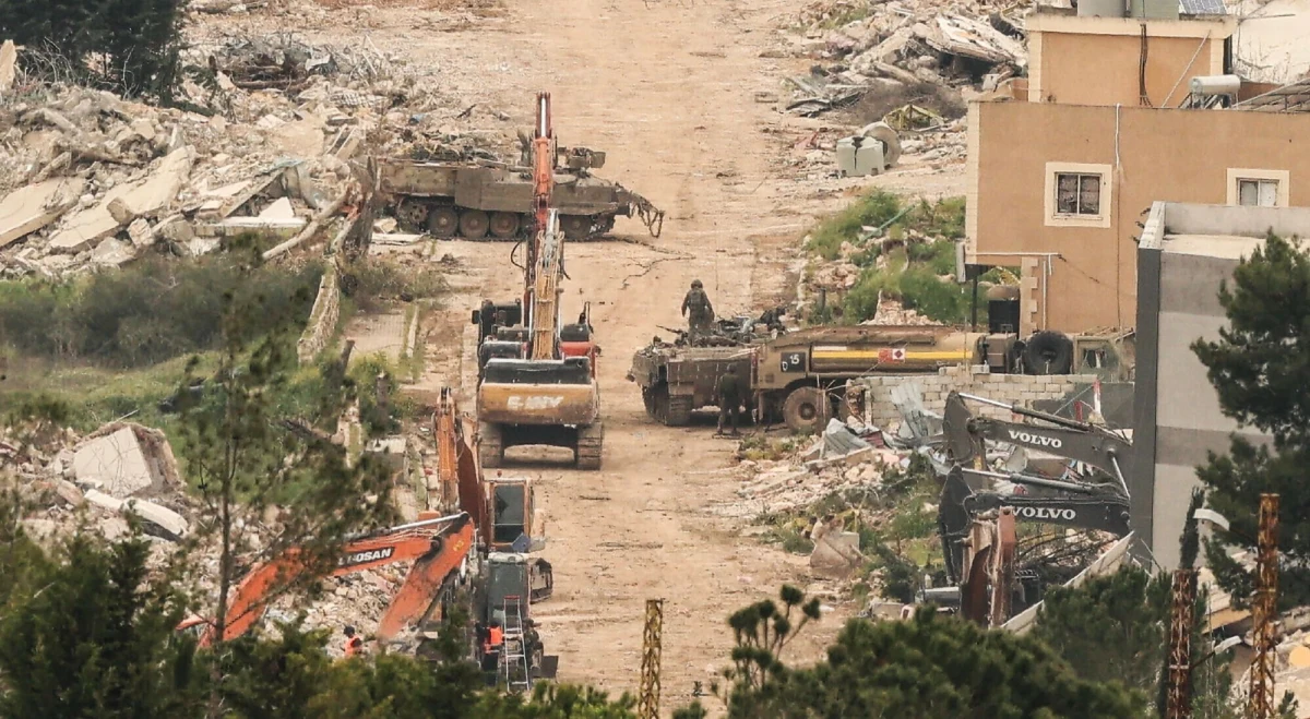 "Zachowujemy się tak samo jak w Gazie" - przyznają izraelscy żołnierze w rozmowie z dziennikiem "Haaretz". Odpowiadając na ataki Hezbollahu, izraelskie wojsko prowadzi w południowym Libanie operację lądową, tworząc kolejne posterunki. Wcześniej jednak ciężki sprzęt czyści teren, równając z ziemią całe wioski i na zawsze zmieniając krajobraz regionu.