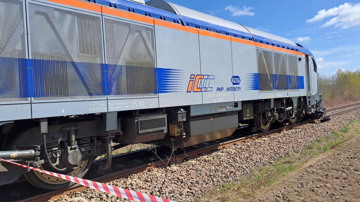 Tragedia na torach. 77-latek wjechał pod pociąg