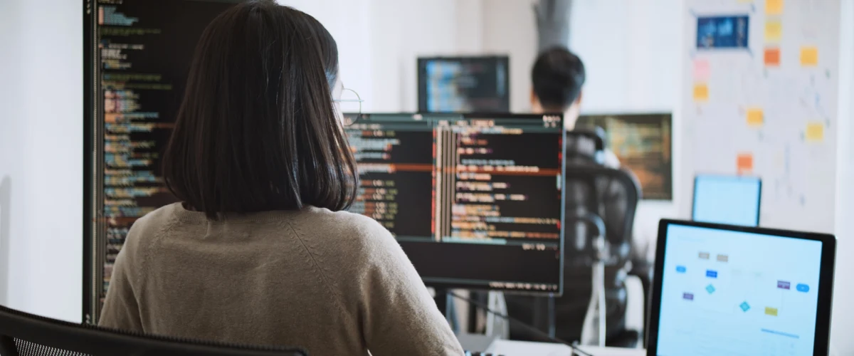 Polska infrastruktura wojskowa i krytyczna poddawana jest nieustannym testom ze strony cyberprzestępców. Ataki liczone w milionach, zmieniające się taktyki oraz rosnąca rola sztucznej inteligencji - to codzienność żołnierzy Wojsk Obrony Cyberprzestrzeni, którzy stoją na straży bezpieczeństwa państwa. Ich praca to nie tylko obrona, ale i współpraca z ekspertami cywilnymi oraz ciągłe doskonalenie narzędzi ochrony.