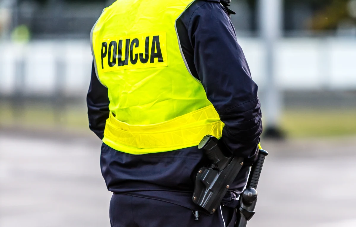 ​Prokuratura prowadzi śledztwo przeciwko policjantowi Komendy Miejskiej Policji w Krakowie Zbigniewowi S. Jest on podejrzany o usiłowanie seksualnego wykorzystania małoletniej i o ujawnienie informacji niejawnej - poinformował w czwartek Mariusz Boroń z Prokuratury Okręgowej w Krakowie.