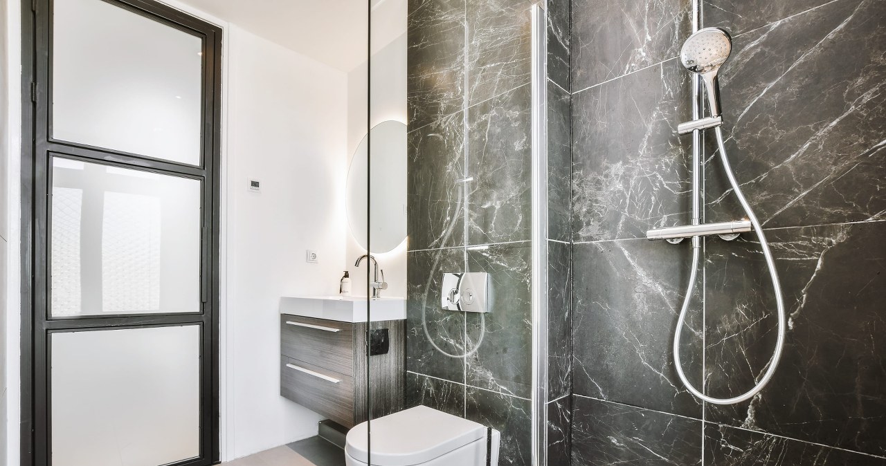 Zacieki na kabinie prysznicowej znikną szybciej. Wystarczy prosty roztwór