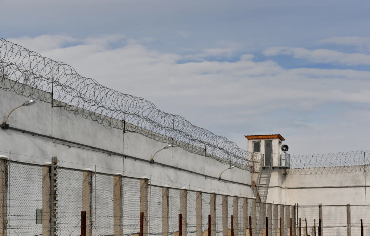 Zakład Karny w Płocku otwiera się na biznes. Przedsiębiorcy mogą wynająć nowoczesną halę produkcyjno-magazynową i zatrudnić nawet 50 więźniów. "Chcemy pokazać osadzonym, że muszą pracować, że na chleb można zarobić w uczciwy sposób" - mówi por. Przemysław Mański, rzecznik prasowy płockiego Zakładu Karnego.