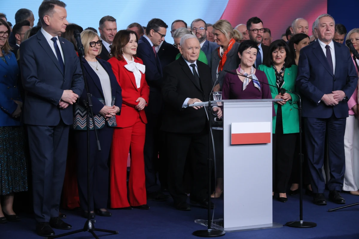 "Mamy bardzo dużo wydatków. Stąd moja bardzo serdeczna prośba do zwolenników PiS i szerzej do zwolenników obozu patriotycznego o wpłaty na konto naszej partii. Każda wpłata się liczy. Chodzi o to, żeby te środki były. Zwycięstwo jest w naszym zasięgu, ale bez środków to będzie niemożliwe. Stąd ta prośba" - zapelował prezes Prawa i Sprawiedliwości Jarosław Kaczyński podczas dzisiejszej konferencji ws. finansowania partii. Stwierdził, że obecne władze "nielegalnie i bezprawnie", odbierając subwencję z budżetu, pozbawiły PiS 46 mln zł.