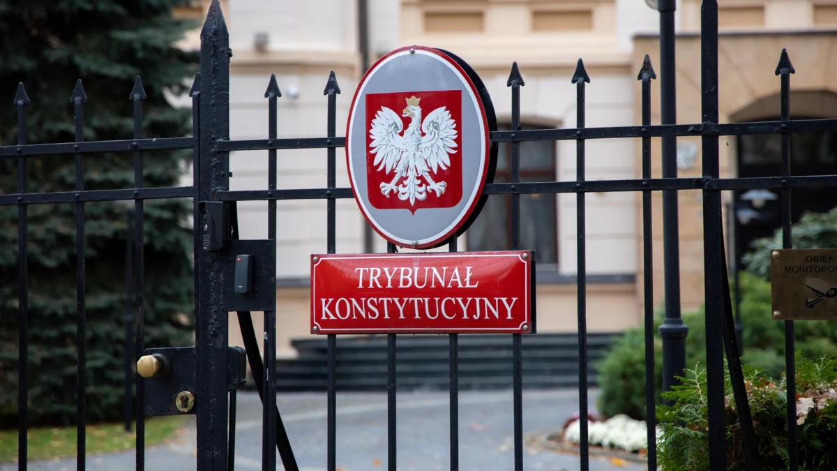 ​Trybunał Konstytucyjny orzekł w czwartek o niekonstytucyjności dwóch przepisów dotyczących sposobu zgłaszania i weryfikacji kandydatur sędziów do Krajowej Rady Sądownictwa - w procedurze poprzedzającej wybór sędziowskiego składu Rady. Wniosek w tej sprawie w lutym br. złożyła do TK obecna KRS. Prezes Trybunału Bogdan Święczkowski podkreślił, że czwartkowy wyrok dotyczy także trwającej procedury wyboru KRS.
