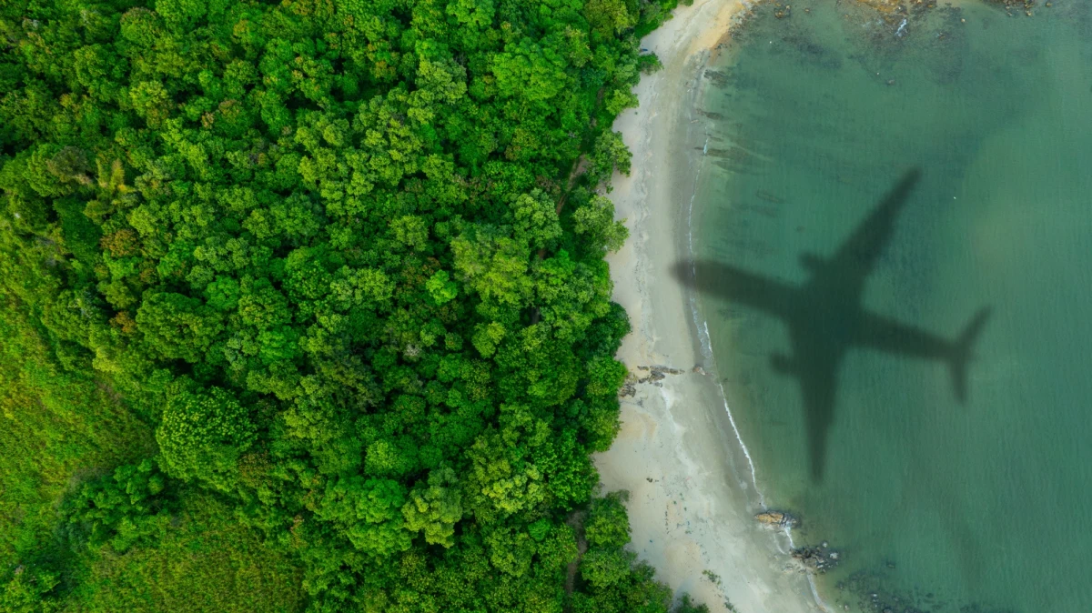 Wojna na Bliskim Wschodzie i blokada cieśniny Ormuz wywołały poważne zawirowania na rynku paliw lotniczych. Rosnące ceny, ograniczenia w dostawach i niepewność co do dostępności paliwa sprawiają, że tegoroczne wakacje mogą być droższe, a niektóre loty nawet odwołane. Sprawdzamy, które regiony są najbardziej zagrożone i co powinni wiedzieć podróżni planujący letni wypoczynek.