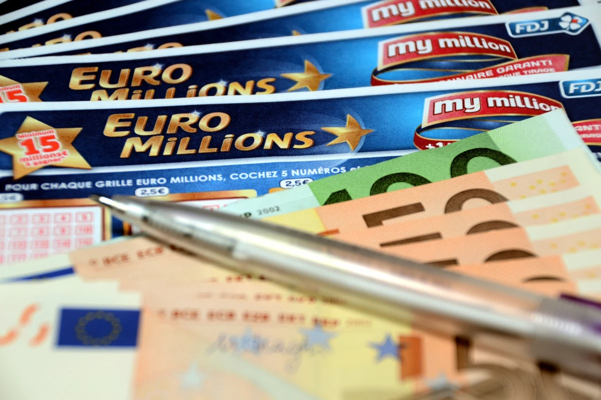 Na Wyspie Man trwa gorączkowe poszukiwanie szczęśliwca, który wygrał ponad 125 tysięcy funtów w losowaniu EuroMillions. Organizatorzy apelują do mieszkańców i odwiedzających, by dokładnie sprawdzili swoje kupony - czas na odebranie nagrody upływa we wrześniu.

