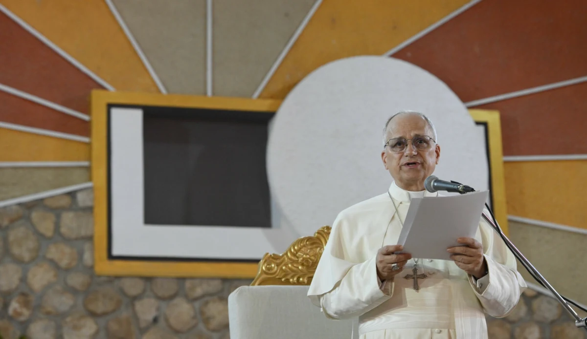 Podczas wizyty w Kamerunie papież Leon XIV w mocnych słowach potępił światowych przywódców, którzy przeznaczają ogromne środki na prowadzenie wojen, zamiast inwestować w edukację i rozwój. Jego słowa padły zaledwie kilka dni po publicznej wymianie zdań z byłym prezydentem USA, Donaldem Trumpem, dotyczącym konfliktu w Iranie.