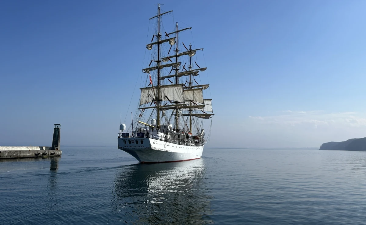 16 kwietnia 2026 roku, tuż po godzinie 14:00, z Nabrzeża Pomorskiego w Gdyni odbił "Dar Młodzieży" – legendarny żaglowiec szkolny Uniwersytetu Morskiego. Przed załogą i praktykantami wyjątkowa, 131-dniowa podróż przez Atlantyk do Stanów Zjednoczonych, gdzie polska fregata weźmie udział w międzynarodowych regatach Sail 250, organizowanych z okazji 250-lecia niepodległości USA. To rejs o szczególnym znaczeniu, również symbolicznym - jest nawiązaniem do wyprawy "Daru Pomorza" sprzed pół wieku.