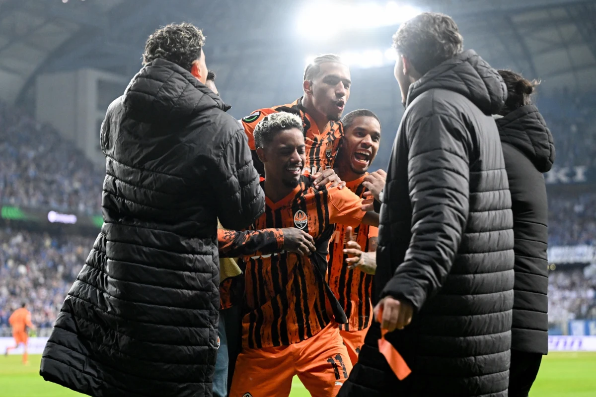 Szachtar Donieck po wyjazdowym remisie w rewanżu z AZ Alkmaar 2:2 awansował do półfinału piłkarskiej Ligi Konferencji. Z kolei Fiorentina, która we wcześniejszej fazie rozgrywek także wyeliminowała polską drużynę, odpadła z Crystal Palace, choć w czwartek wygrała 2:1. W Anglii jednak uległa 0:3.