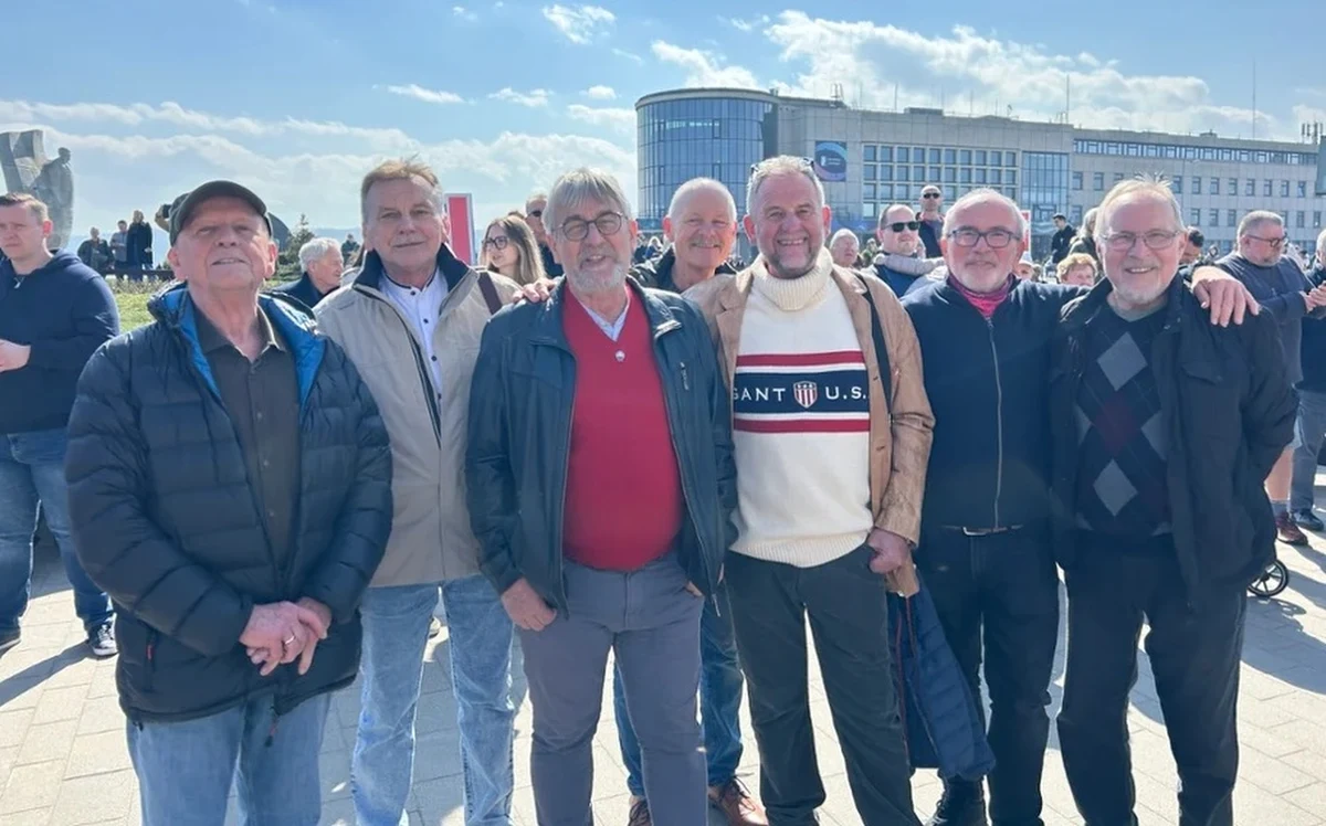 W czwartek z Nabrzeża Pomorskiego w Gdyni odbił "Dar Młodzieży", rozpoczynając swój możliwe ostatni tak daleki rejs przez Atlantyk do Nowego Jorku na 250-lecie Niepodległości Stanów Zjednoczonych. To symboliczna wyprawa, która nawiązuje do wydarzeń sprzed pół wieku, kiedy to legendarny "Dar Pomorza" - tego samego dnia 50 lat temu - wyruszył do Stanów Zjednoczonych na obchody 200-lecia niepodległości USA. Jak tamte chwile wspominają uczestnicy rejsu z 1976 roku?