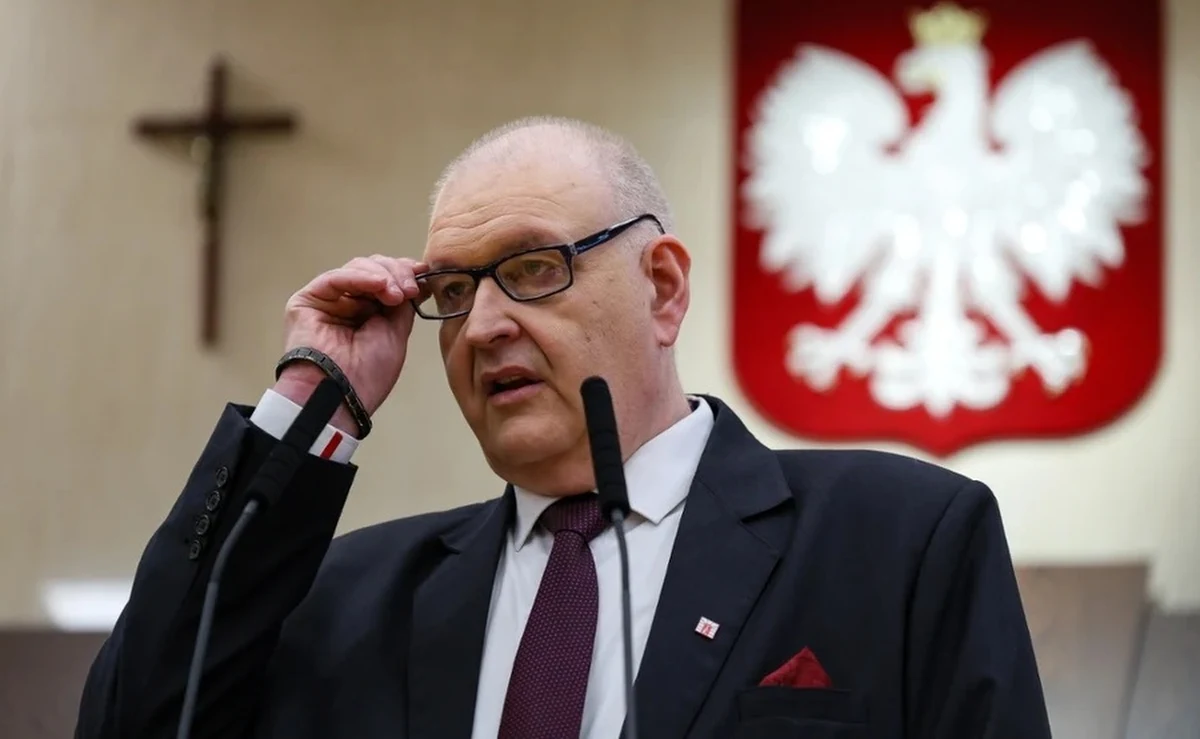 ​Prezes Trybunału Konstytucyjnego, Bogdan Święczkowski, w wywiadzie udzielonym "Rzeczpospolitej" stanowczo podkreślił, że sądy powszechne nie mają kompetencji do rozstrzygania o ważności ślubowania sędziów TK. Wyjaśnił również, dlaczego czwórka nowych sędziów, mimo prawidłowego wyboru przez Sejm, nie została dopuszczona do pełnienia obowiązków.
