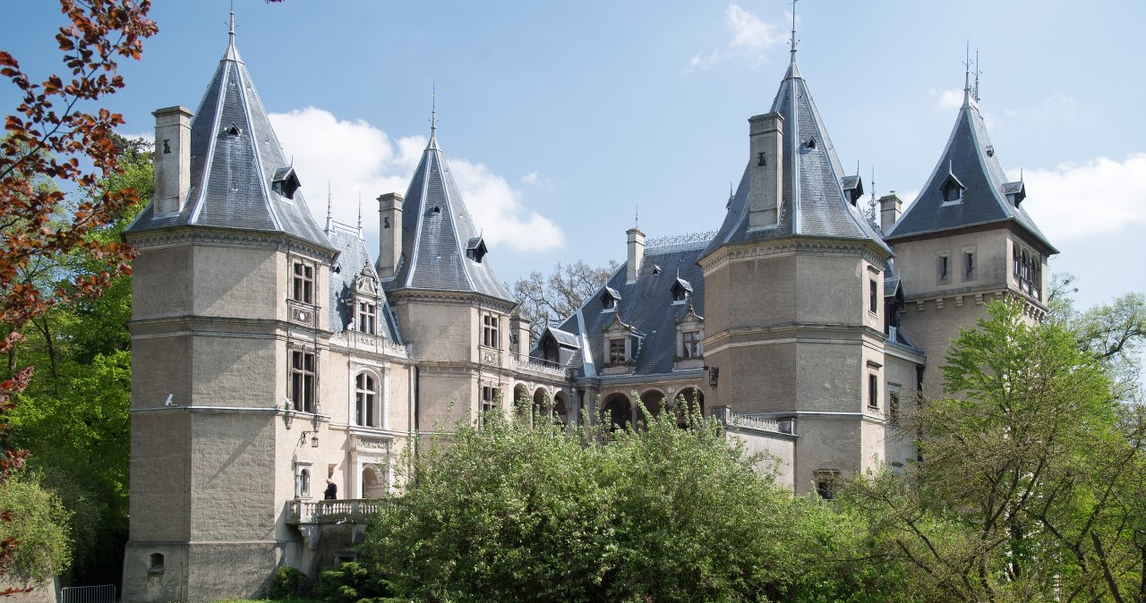 Zamek jak z bajki Disneya. Doskonały cel na wiosenną wycieczkę