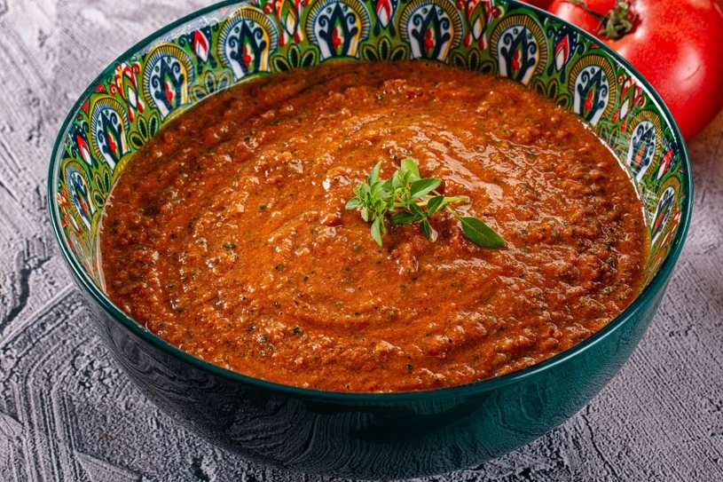 Gęste smarowidło na kanapki. Jest sycące i ma słodko-pikantny smak