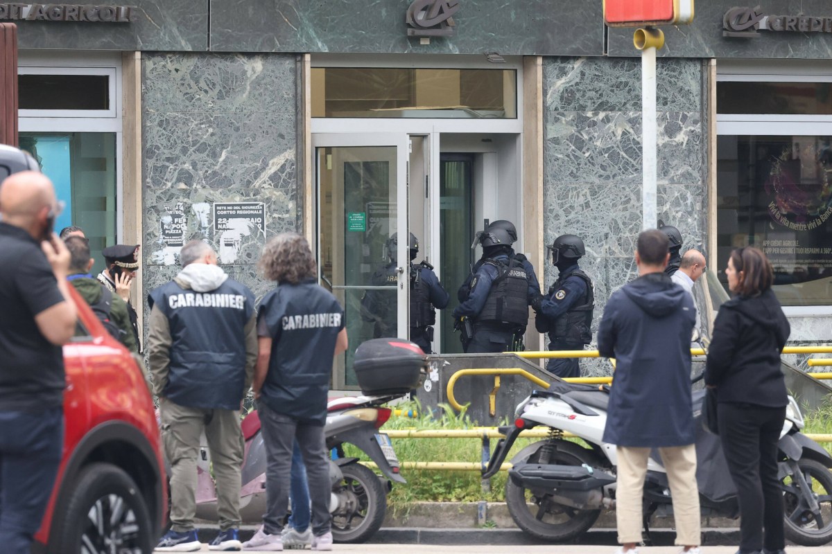 Spektakularny napad na bank. 25 zakładników, ucieczka tunelem kanalizacji