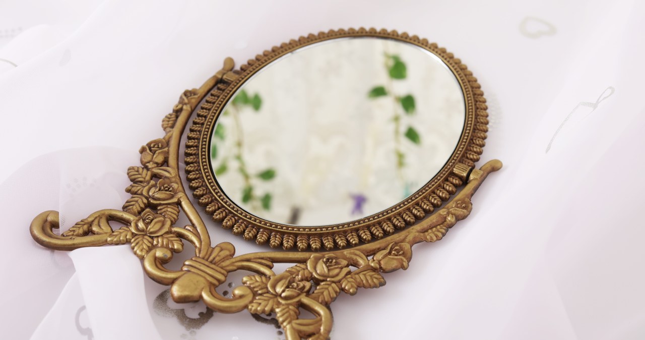 Posyp tym lustro, a miłość cię znajdzie. Prababki mówiły, iż warto