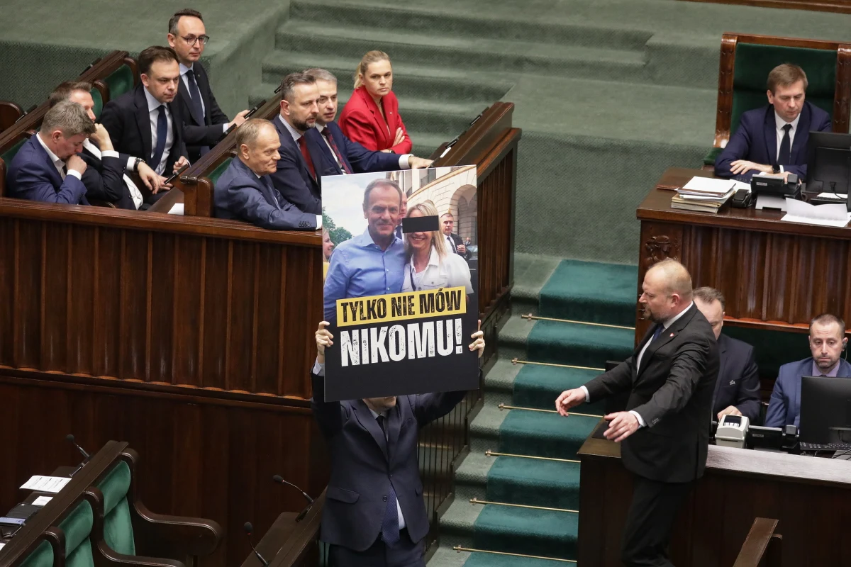 Gorący poranek na Wiejskiej. Marszałek Sejmu Włodzimierz Czarzasty wykluczył z obrad dwóch posłów PiS - Dariusza Mateckiego i Michała Wosia. Wcześniej parlamentarzyści wnieśli na salę obrad transparenty nawiązujące do afery pedofilskiej w Kłodzku.