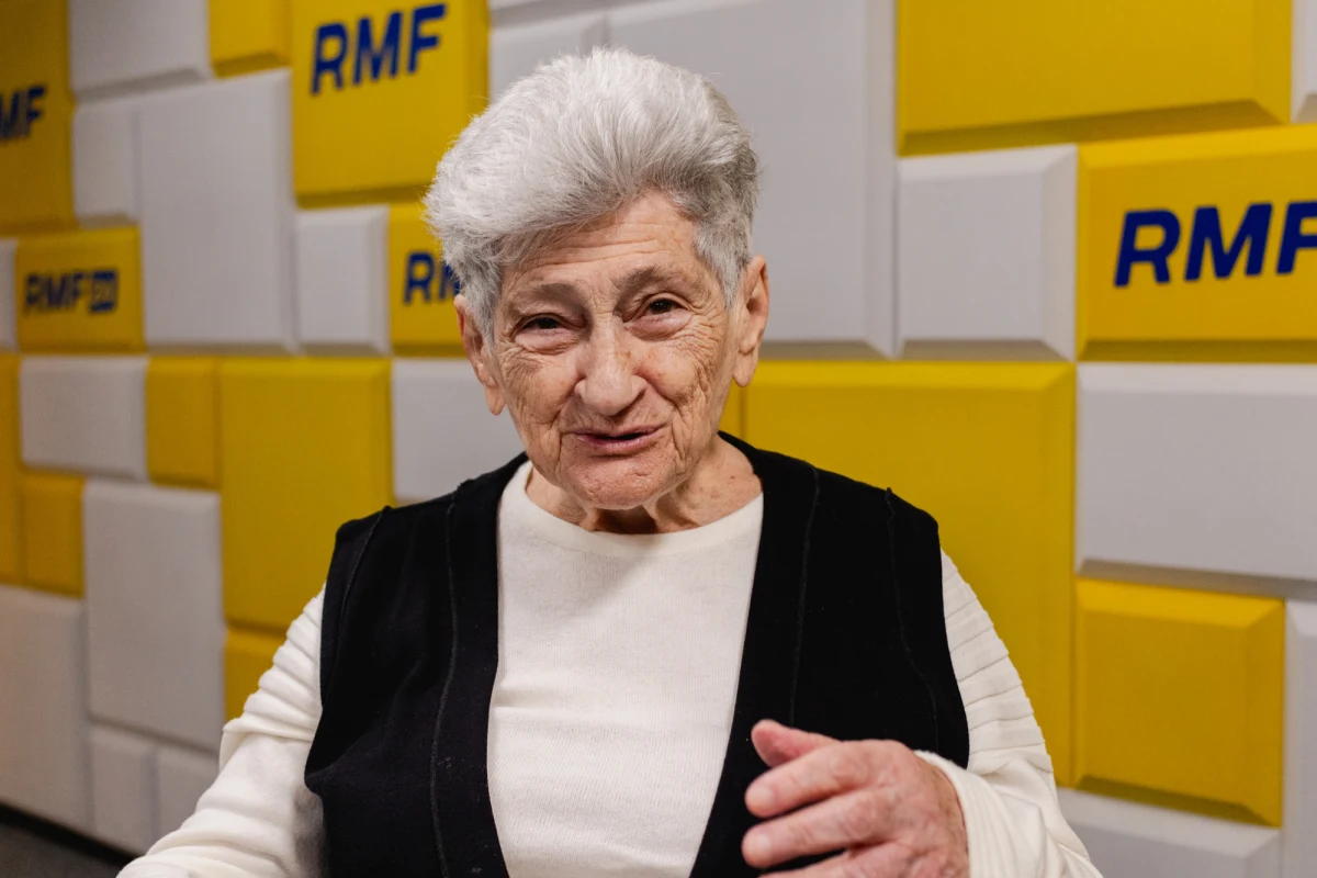 Miała zaledwie kilka lat, gdy Niemcy zamknęli jej rodzinę w getcie warszawskim. Pamięta głos swojego ojca, któremu niemieccy żołnierze obcięli brodę i kazali tańczyć, pamięta głód, ukrywanie się w kominie i kanały, którymi wydostała się z płonącego getta. Dziś Krystyna Budnicka, jedna z ostatnich ocalałych z powstania w getcie warszawskim i ambasadorka akcji Żonkile, mówi: "Ja nie mam żadnego grobu, gdzie mogłabym pójść i popłakać. Mogę tylko opowiadać. Kiedy mówię o nich, stawiam im pomnik".