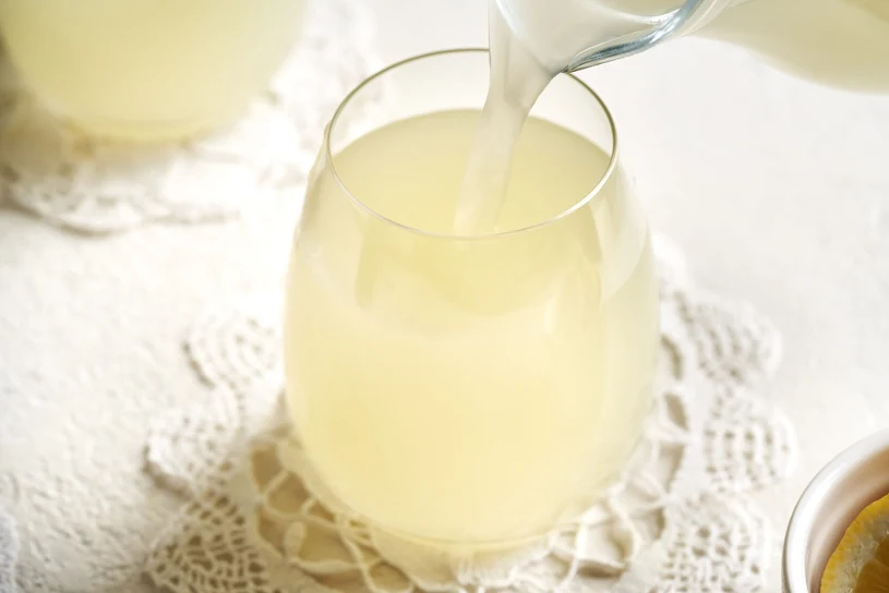 Wypij szklankę po obfitej kolacji. Jelita będą lepiej pracować