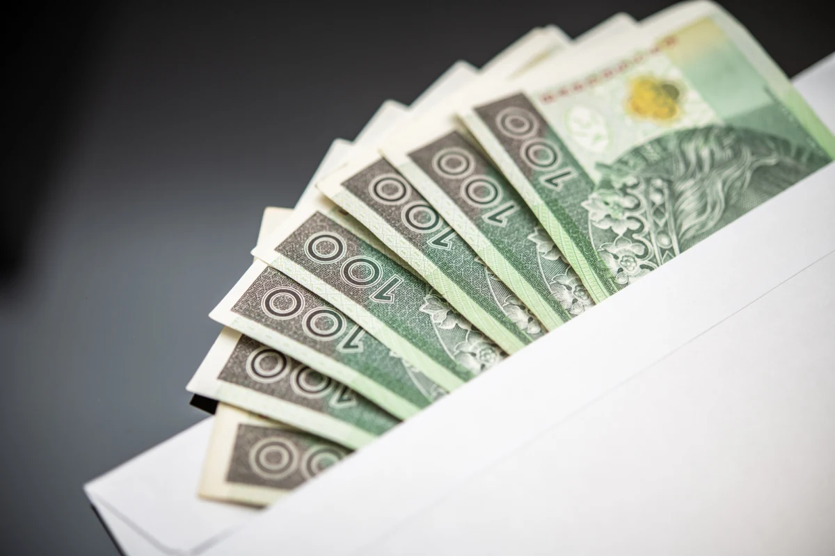 Centralne Biuro Antykorupcyjne zatrzymało 11 osób w związku z aferą łapówkarską w Zarządzie Dróg Miejskich w Poznaniu. Zatrzymani to przedstawiciele firm deweloperskich i projektowych, którzy mieli wręczać łapówki za ułatwienie realizacji inwestycji budowlanych. 