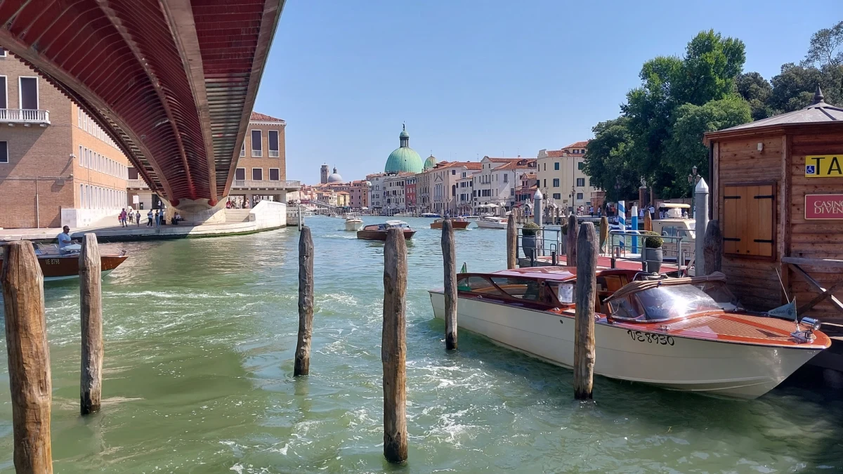 Naukowcy rozważają radykalne scenariusze ochrony Wenecji przed skutkami podniesienia się poziomu morza. W obliczu narastającego zagrożenia na łamach czasopisma "Scientific Reports" przedstawili cztery potencjalne strategie ochrony Wenecji, z których jedną jest... przeniesienie całego miasta wraz z jego zabytkami i mieszkańcami w głąb lądu. To jeden z czterech proponowanych scenariuszy, które mają zapewnić przetrwanie tego unikatowego miasta na przestrzeni najbliższych dwóch stuleci.