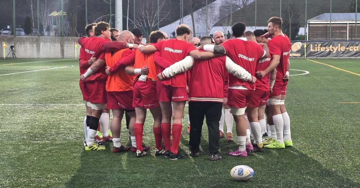 Najważniejszym wydarzeniem ostatniego tygodnia był dla kibiców polskiego rugby mecz reprezentacji ze Szwecją. Nasi zawodnicy powalczyli o pełną pulę, deklasując Skandynawów 72:3. Spotkanie zdecydowało o tym, że powróciliśmy do Rugby Europe Championship z którego Polska spadła w marcu 2024 roku. W dwuletnich rozgrywkach biało-czerwoni zanotowali dziewięć zwycięstw i jedną porażkę. 