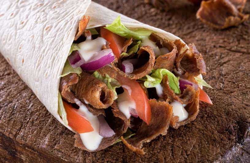 Najlepsze mięso do kebaba zrobisz w domu. Wystarczy papier do pieczenia