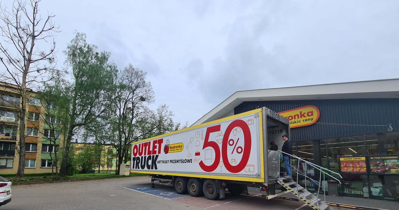 Zakupy prosto z naczepy TIR-a. Biedronka rusza z mobilnymi outletami