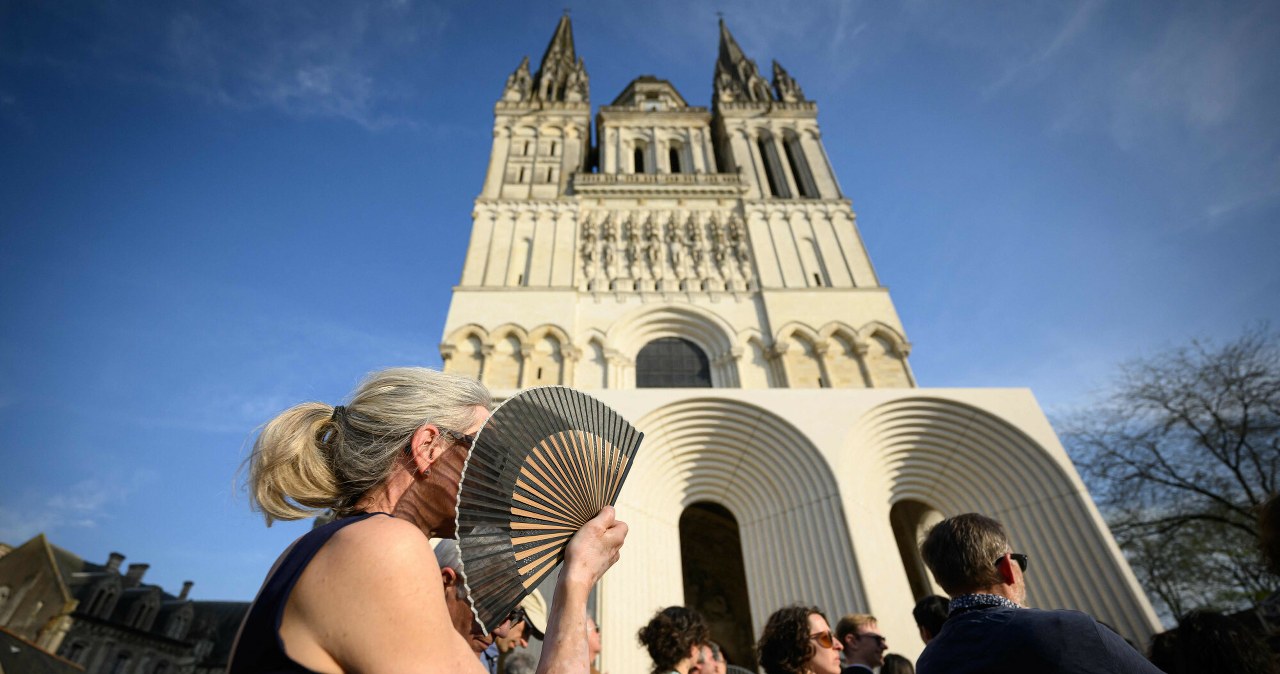 Betonowe UFO przy średniowiecznej katedrze? Skandaliczny remont zabytku