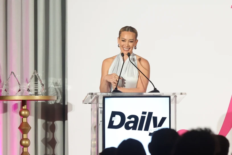 Elegancka i dojrzała Hilary Duff w sukni Victorii Beckham. Gwiazda olśniewa