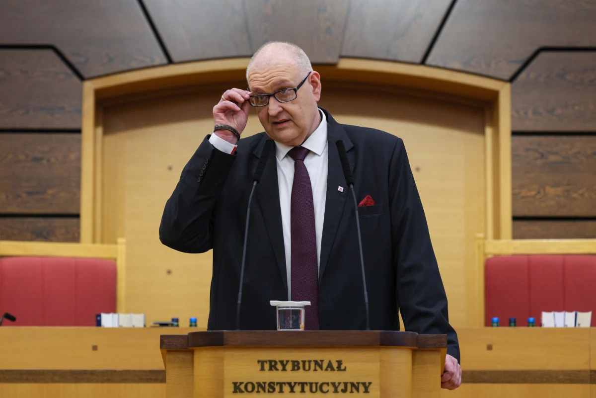 Znamy przebieg korespondencji między sędziami, domagającymi się podjęcia pracy w Trybunale Konstytucyjnym a jego prezesem. Bogdan Święczkowski unika w niej jasnej odmowy przydzielenia czwórce sędziów stanowisk pracy. Znamy też odpowiedź jednego z nich.