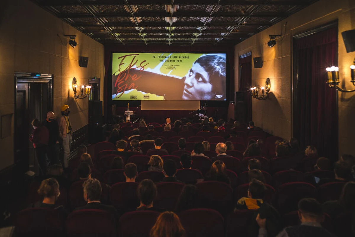 Już 18 kwietnia krakowskie kina studyjne zapraszają na wyjątkowe wydarzenie - 7. edycję Nocy Kin Studyjnych. To niepowtarzalna okazja, by odkryć bogaty repertuar filmowy, wziąć udział w spotkaniach z twórcami oraz doświadczyć niecodziennych atrakcji. W programie znajdą się zarówno klasyki, jak i nagradzane nowości, a także wydarzenia specjalne, które przyciągną miłośników kina z całego miasta.