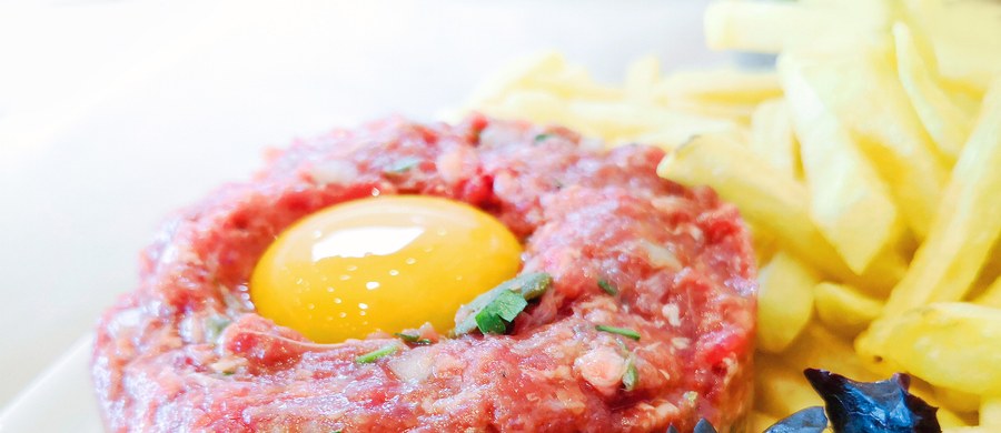 Zagrożeniem jest bakteria Listeria monocytogenes, której obecność została stwierdzona w partii tatara wołowego. Organy urzędowej kontroli zostały poinformowane przez samego producenta o niebezpiecznym dla zdrowia odkryciu. 