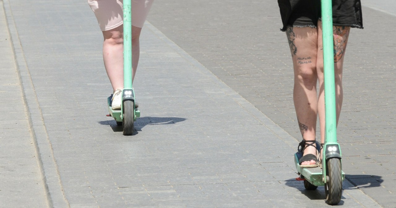 Hulajnogą elektryczną można jeździć po chodniku. Ale są warunki