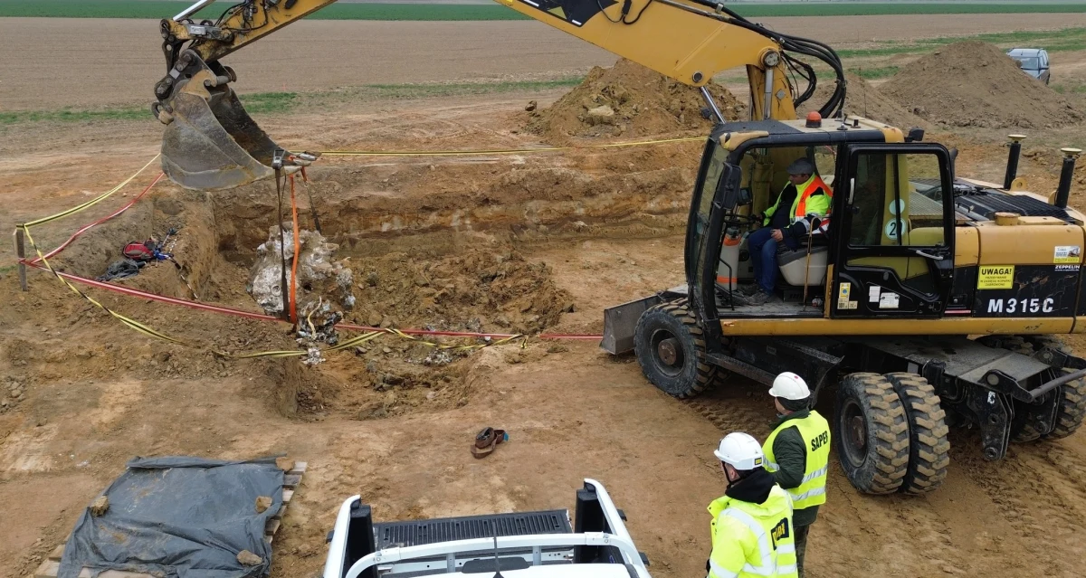 Niecodzienne odkrycie na Dolnym Śląsku. Podczas prac przygotowawczych pod budowę drogi ekspresowej S8, na odcinku między Kobierzycami a Jordanowem Śląskim, natrafiono na szczątki samolotu z czasów II wojny światowej. Znalezisko, jak wynika z przeprowadzonych oględzin, to prawdopodobnie części niemieckiego myśliwsko-bombowego Focke-Wulfa Fw 190.