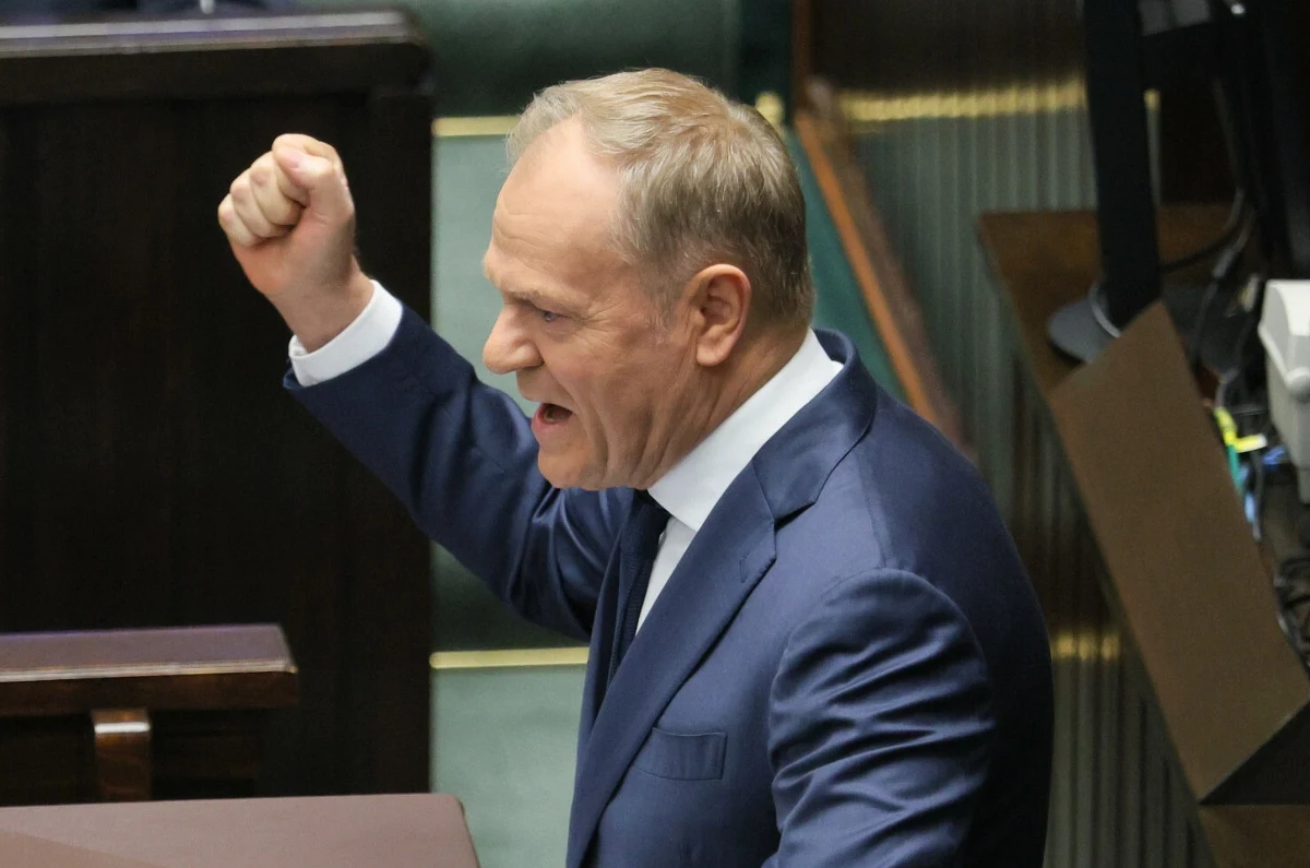 Premier Donald Tusk zapowiedział, że głosowanie nad wotum nieufności wobec ministry klimatu Pauliny Hennig-Kloski będzie kluczowym sprawdzianem solidarności w koalicji rządzącej. "Jak się okaże, że nie jesteście z nami, to się pożegnamy" – ostrzegł polityków Polski 2050. Decyzja w tej sprawie może przesądzić o dalszych losach rządu.