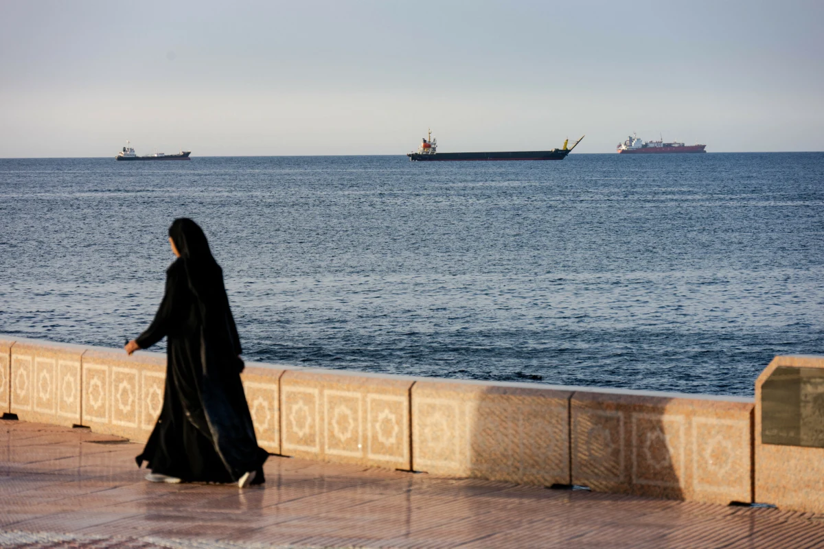 Do końca rozejmu przez Ormuz mogą przepływać wszystkie statki handlowe - ogłosił Iran. "Dziękuję" - napisał na Truth Social prezydent USA Donald Trump, po czym dodał, że amerykańska blokada irańskich portów pozostaje w mocy. Ceny ropy spadły o 10 proc.