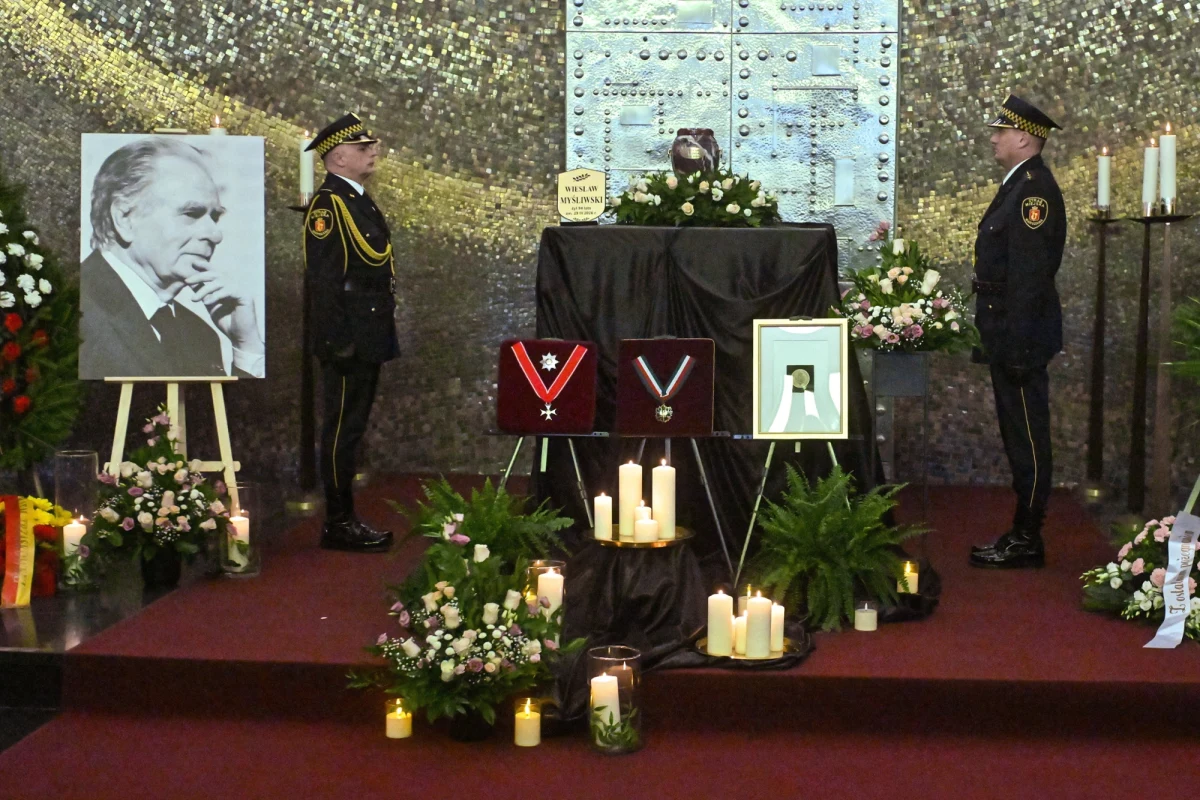 W Warszawie odbyły się uroczystości pogrzebowe Wiesława Myśliwskiego. Jeden z najwybitniejszych polskich prozaików odszedł 29 marca w wieku 94 lat, a dzisiaj spoczął na Powązkach Wojskowych. "Traktat o łuskaniu fasoli", "Kamień na kamieniu", "Widnokrąg" czy "Ostatnie rozdanie" to powieści, które dowiodły, że Myśliwski był nie tylko znakomitym, ale także poczytnym pisarzem. Jego książki rozchodziły się w imponujących nakładach. Artystę pożegnał m.in. marszałek Sejmu Włodzimierz Czarzasty.