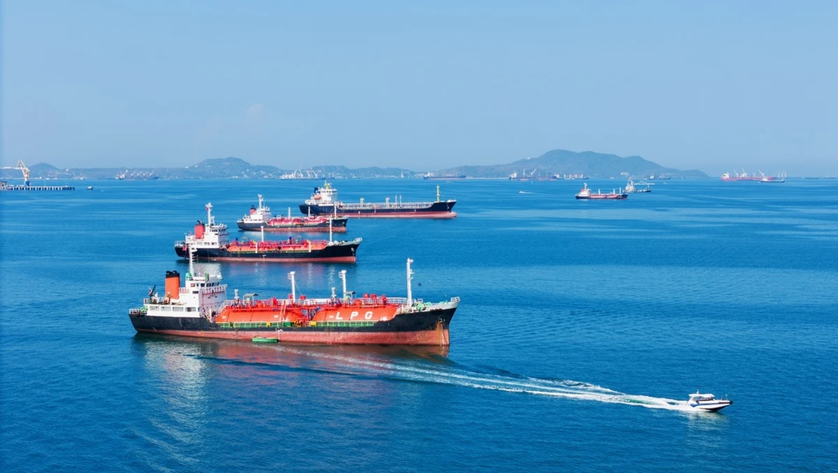 Jak wynika z danych o ruchu morskim, grupa około 20 statków przemieszcza się w Zatoce Perskiej w kierunku wyjścia w cieśninie Ormuz. Informacja pojawiła się niedługo po ogłoszeniu przez Iran i USA czasowego wznowienia ruchu na morskim szlaku.