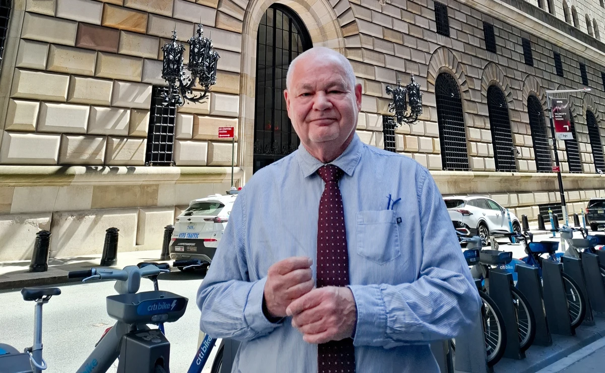 Polskie złoto jest bezpieczne - zapewnia prezes NBP Adam Glapiński, stojąc przed skarbcem złota Banku Rezerwy Federalnej w Nowym Jorku. Narodowy Bank Polski pokazał zdjęcie, dodając, że prof. Glapiński jest pierwszym prezesem NBP, który osobiście dokonał inspekcji polskiego złota.