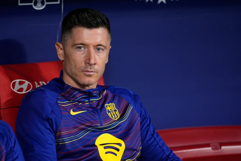 Media: Konflikt "paraliżuje" Lewandowskiego, czas decyzji. Zwrot akcji realny