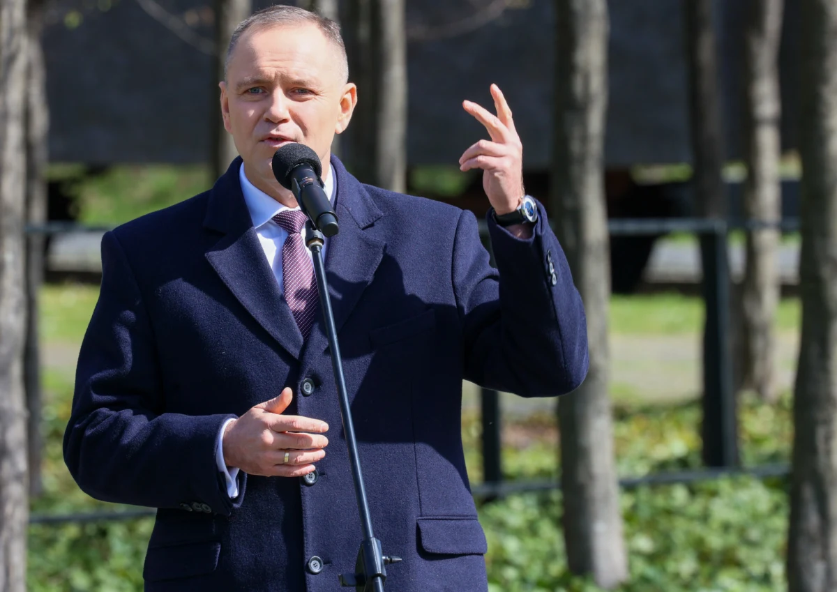 Nigdy nie powiedziałem, że nie przyjmę ślubowania od pozostałej czwórki sędziów - tak prezydent Karol Nawrocki mówił w Kanale Zero o odebraniu ślubowania od dwójki z szóstki sędziów Trybunału Konstytucyjnego. "Raptusy ci nasi sędziowie" - skomentował Nawrocki. Dodał, że do zaprzysiężenia pozostałych "z całą pewnością by doszło", gdyby nie "cyrk, który odbył się w Sejmie".