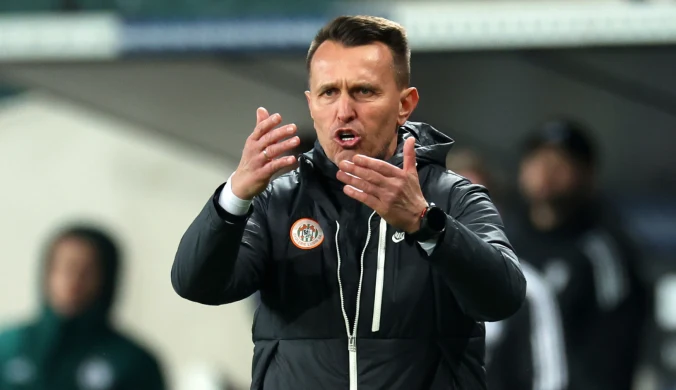 Gorąco po meczu Legii, trener przegranych ostro o sędziach. Proponuje Polaków